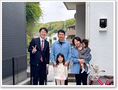 K様ご家族と記念撮影
